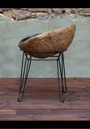 Fluffy Bowl Stool – Hand-Carved Wood & Vintage Metal Base