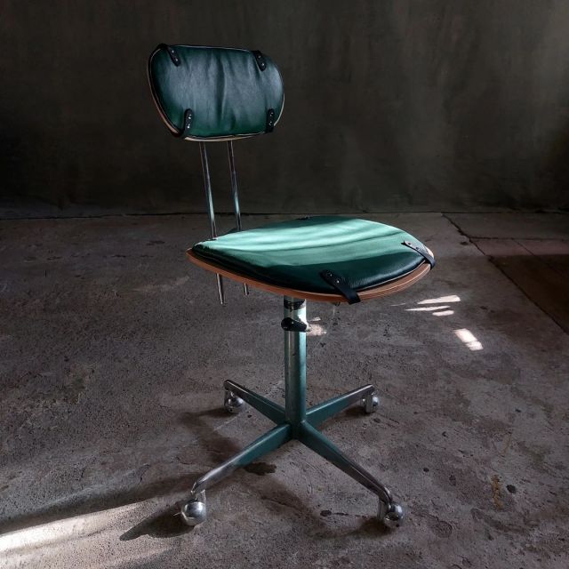 A Chair for Ada 💚 
The design features 70's indusrtial metal base,  aluminium wheels from our collection of vintage wheels. The seating is adorned with green leather cushions, providing both comfort and a vibrant pop of color.♻️🟢🌈

#punktworkshop #upcycle #woodcarving #upcycledfurniture #interiordesigner #woodrecycling #chairs #handcrafted #woodwork #uniquepieces  #furnituredesign #interiordesign #design #art #reuse #artisan #artobject #functionalart #woodart #collectibledesign #craftmanship #woodworkingskills #MichelangeloFoundation #HomoFaberGuide #HomoFaber #ExperienceExellence