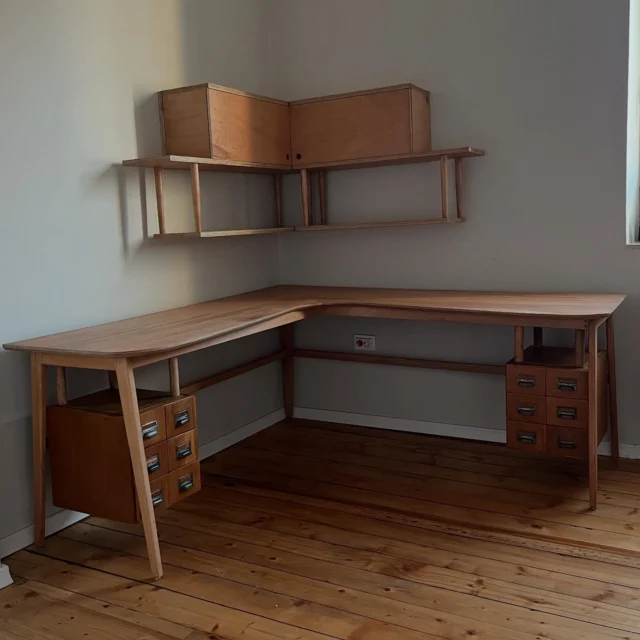 ✨ a one-of-a-kind double corner desk designed specially for Ada and Alisa! This piece combines modern functionality with a charming vintage flair. 
🌿 Made out of beech plywood, its structure is complemented by retro legs sourced from a 70’s desk and drawers, repurposed from Sofia University’s library.  #punktworkshop #upcycle #woodcarving #upcycledfurniture #interiordesigner #woodrecycling #chairs #handcrafted #woodwork #uniquepieces  #furnituredesign #interiordesign #design #art #reuse #artisan #artobject #functionalart #woodart #collectibledesign #craftmanship #woodworkingskills #MichelangeloFoundation #HomoFaberGuide #HomoFaber #ExperienceExellence