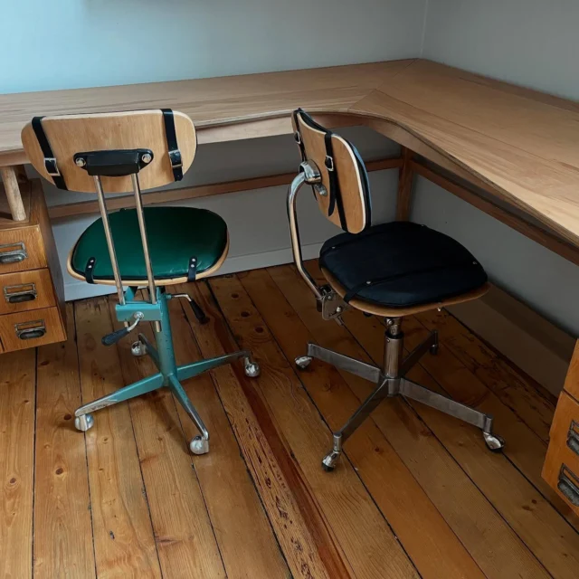 And they live all together now! A small working space for Ada and Alice. We wish them lot’s of creativity and fun time! ♻️🪑✨ #punktworkshop #upcycle #woodcarving #upcycledfurniture #interiordesigner #woodrecycling #chairs #handcrafted #woodwork #uniquepieces  #furnituredesign #interiordesign #design #art #reuse #artisan #artobject #functionalart #woodart #collectibledesign #craftmanship #woodworkingskills #MichelangeloFoundation #HomoFaberGuide #HomoFaber #ExperienceExellence